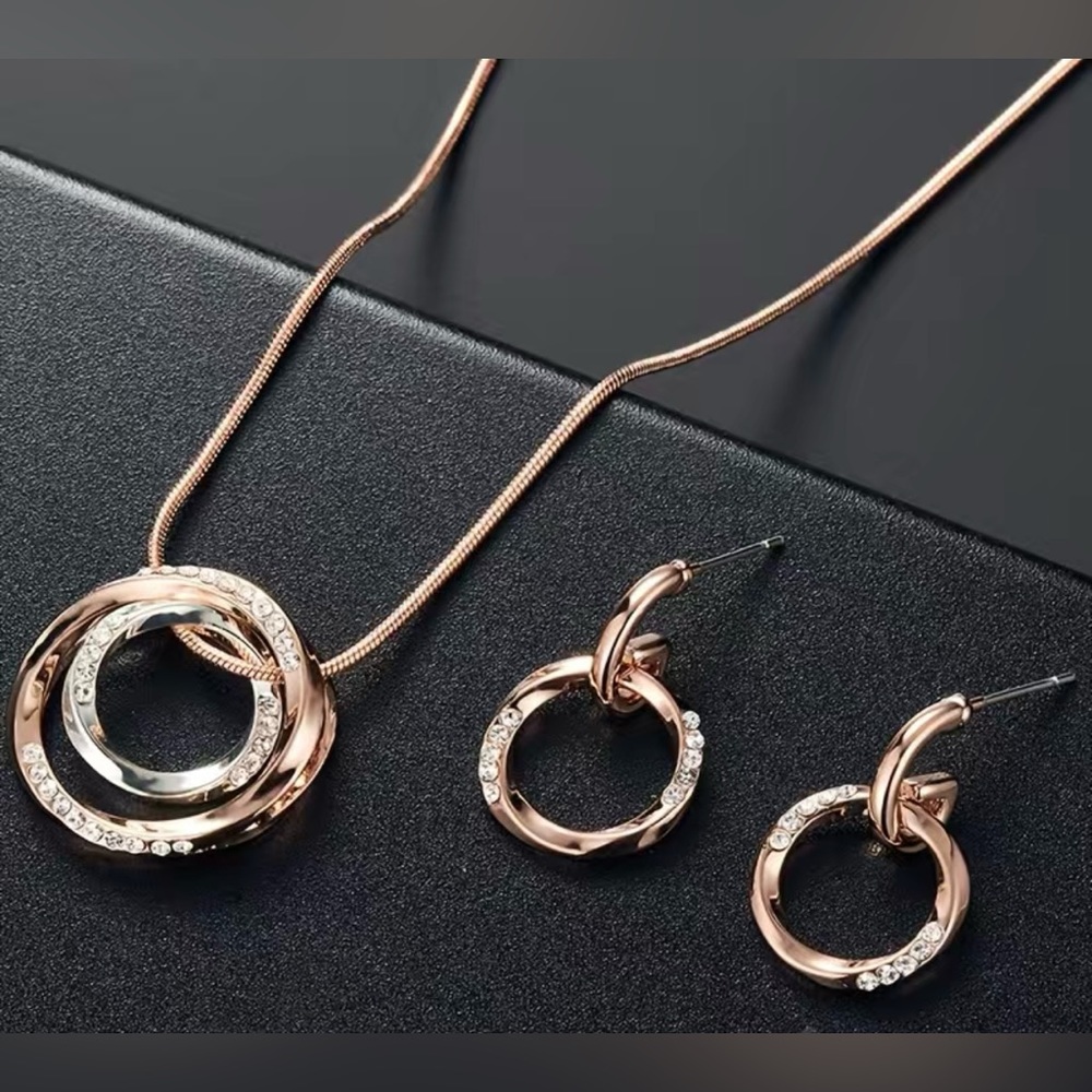 NWT Pendant Necklace & Stud Dangle Earrings Set, Gold